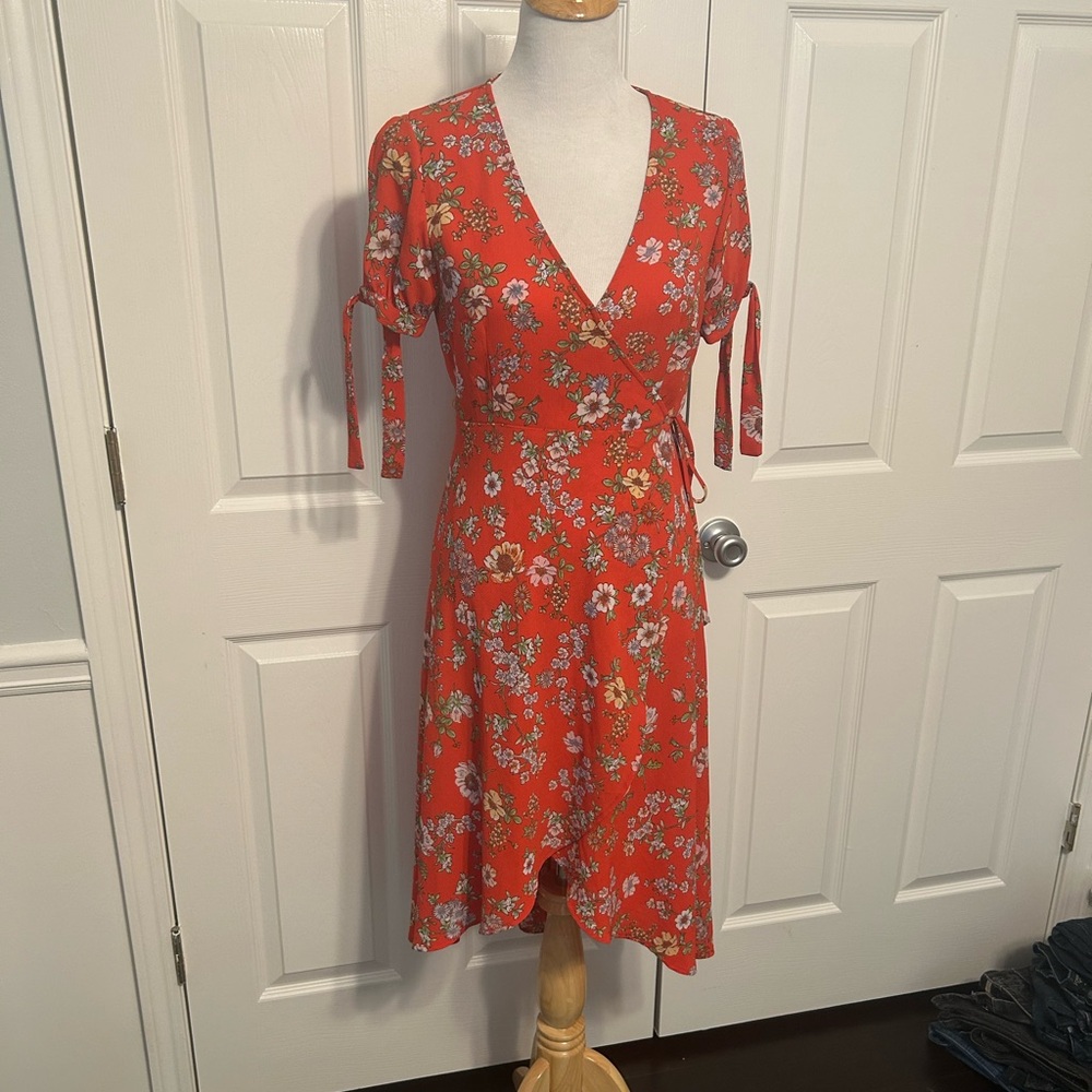 Beautiful Forever 21 Coral Red Floral Wrap Dress Size Medium
